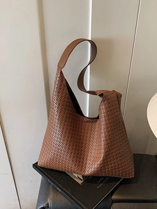 Sac hobo tressé marron pour femme avec un design cabas vintage minimaliste et chic