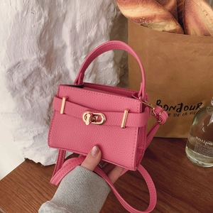 Rosa Handtasche aus Leder mit Lychee-Struktur, Gold-Drehverschluss und Tragegriff
