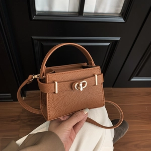Schicke braune Lederhandtasche mit Litschi-Muster, Drehverschluss und Schultergurt