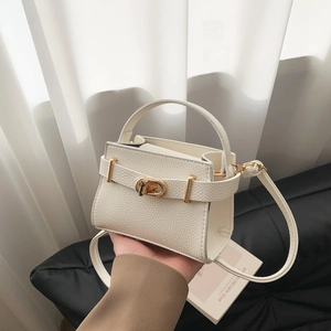 Weiße Mini-Trapeztasche mit Litschitextur, goldenem Schloss und oberem Tragegriff