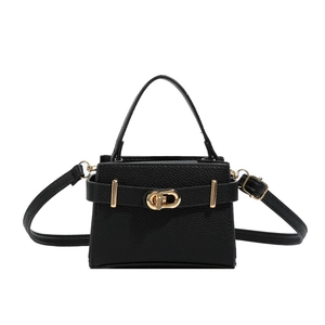 Minimalistische schwarze Mini-Handtasche aus Kunstleder mit goldenem Verschluss und Gurt