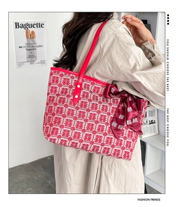 Détail du sac de mariage rouge avec motif double bonheur et accent de nœud en satin