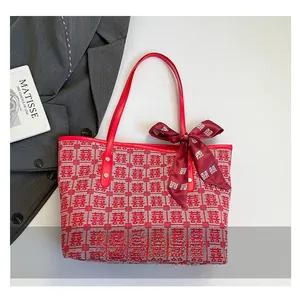 Détail du sac de mariée rouge avec motifs traditionnels Xi et décoration de nœud