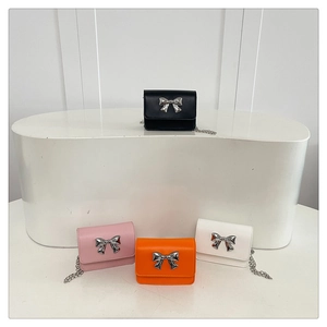Mini sacs à chaîne avec boucle argentée en noir, rose, orange et blanc élégant