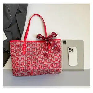 Détail du sac cabas de mariage rouge avec motif traditionnel de double bonheur