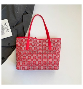 Détail des motifs de double bonheur rouges et blancs sur un sac de mariage chic