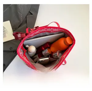 Intérieur spacieux du sac fourre-tout de mariage rouge avec poches multifonctionnelles