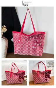 Détail du sac cabas rouge avec jacquard traditionnel double bonheur et nœud en soie
