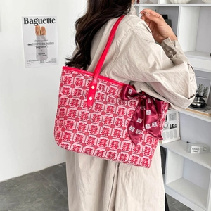 Grand sac cabas rouge jacquard avec motif double bonheur porté par un mannequin