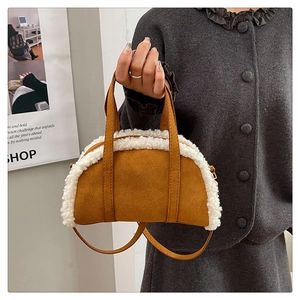 Détails d'un sac vintage en daim marron avec garniture en fausse fourrure blanche et anses