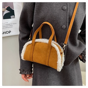 Détails du sac à main en daim gingembre et fausse fourrure blanche avec bandoulière chic