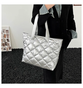 Dettaglio della borsa tote trapuntata argento con tessuto metallico e cuciture a rombi