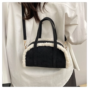 Détail de la garniture en peluche contrastée et des boucles dorées sur le sac rétro noir