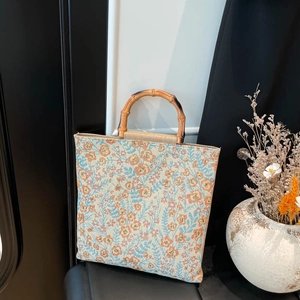 Floral jacquard tote bag with natural bamboo handles and vintage print design