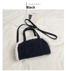 Détail du sac polochon noir en daim avec bordure en peau de mouton et bandoulière