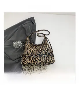 Détail du sac hobo souple à imprimé léopard avec bandoulière fine et boucle métallique dorée