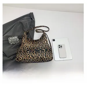 Vue détaillée du grand sac cabas léopard avec tablette pour comparaison de la taille