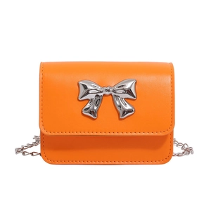 Mini sac bandoulière orange avec grand nœud argenté et bandoulière en chaîne fine
