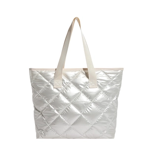 Borsa tote trapuntata argento con motivo a rombi e manici color crema chiara
