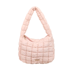 Sac à main matelassé rose pâle style nuage avec surpiqûres carrées et logo en métal