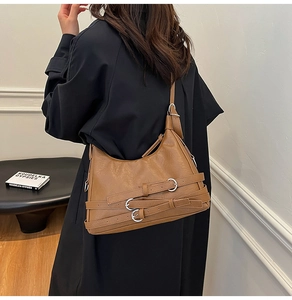 Vue détaillée du sac hobo vintage marron avec trois boucles argentées et texture cuir