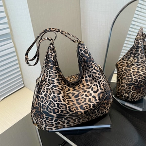 Grand sac hobo léopard avec ferrures dorées et bandoulière réglable pour le quotidien