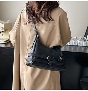 Vue détaillée du sac hobo rétro en PU noir avec trois sangles bouclées et détails argentés