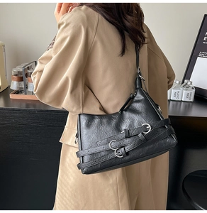 Gros plan détaillé d'un sac cabas vintage noir avec boucles métalliques et similicuir chic