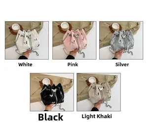Détails de sacs seaux plissés en plusieurs couleurs avec ornements papillon en métal