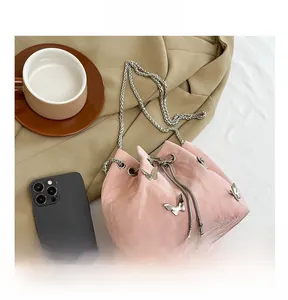 Détails du sac bourse rose avec cordons, papillons argentés et accents de perles blanches
