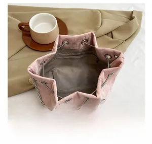 Vue détaillée de l'intérieur du sac seau plissé rose avec doublure grise et poche zippée
