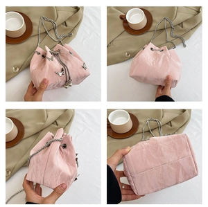 Vues détaillées du sac seau rose plissé avec chaîne argentée et nœud élégant