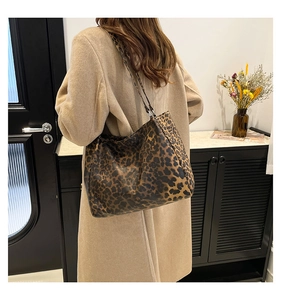 Detail of high-capacity leopard print shoulder bag with stylish textures and slim straps