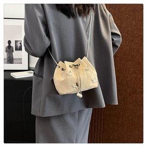 Sac seau plissé crème chic avec breloques papillons argentés et détails de perles