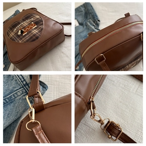 Dettaglio borsa vintage marrone in similpelle con patch cuore e ricamo di bassotto