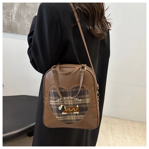 Dettaglio del ricamo bassotto e della finestra a cuore sulla borsa vintage marrone a tracolla
