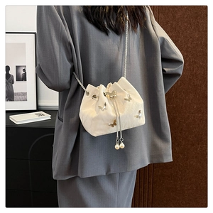 Sac seau blanc à cordon avec breloques papillon argentées et détails en perles