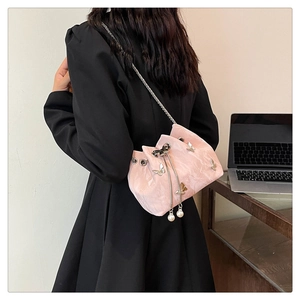 Sac seau rose à cordon avec breloques papillon et détails en perles sur mannequin