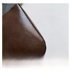 Détails macro du sac croissant marron foncé en similicuir rétro avec coutures fines