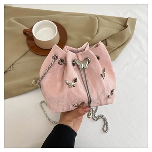 Sac seau rose à cordon avec papillons argentés et détails élégants en perles nacrées