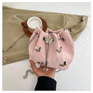 Sac bourse rose à cordon avec breloques papillon argentées et perles sur bandoulière