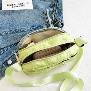 Vista interna della borsa in nylon verde lime che mostra lo spazio per gli oggetti