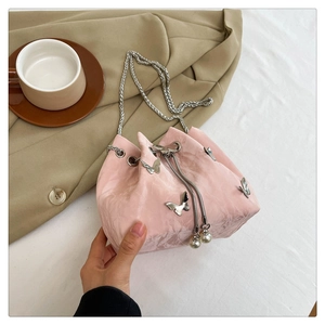 Sac seau rose à cordon avec papillons en métal, breloques perles et bandoulière en chaîne