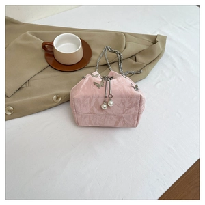 Sac bourse rose à cordon avec texture plissée brillante et breloques papillon