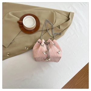 Sac seau rose à cordon avec breloques papillon argentées et détails en perles blanches
