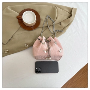 Sac seau rose à cordon avec papillons en métal argenté et détails en perles