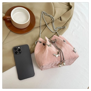 Détail du sac seau plissé rose avec breloques papillon argentées et cordon perlé