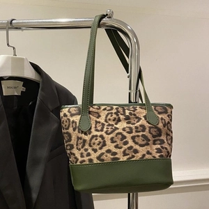Leopard print leopard-pattern tote bag with green leather trim and shoulder straps