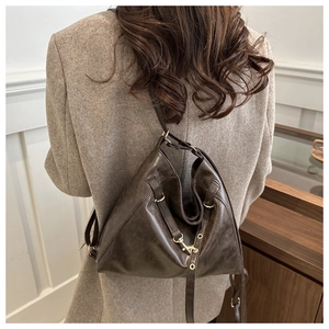 Detail der vintage dunkelbraunen Umhängetasche aus weichem Leder mit verstellbarem Riemen