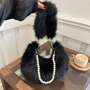 Sac à bandoulière minimaliste en peluche noire avec chaîne de perles pour l'hiver